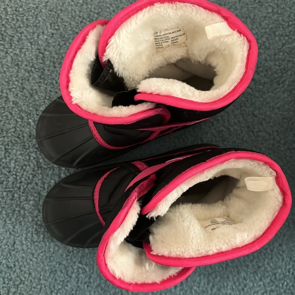 Like new girls snow boots black with hot pink trim size 13 - Picture 4 of 5